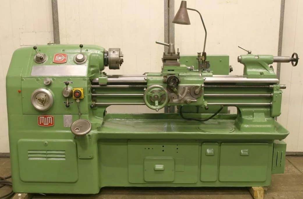 DLZ-315 Загальний вигляд токарно-гвинторізного верстата Загальний вигляд універсального токарно-гвинторізного верстата DLZ-315